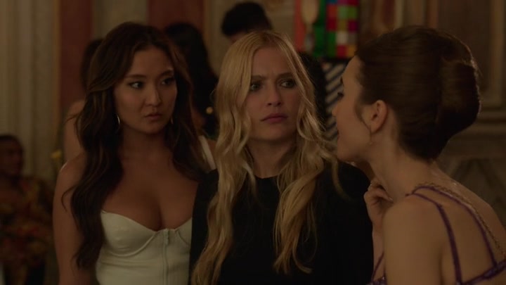 Emily_in_Paris_S02E02_WEBRip_x264-ION10_1514.jpg