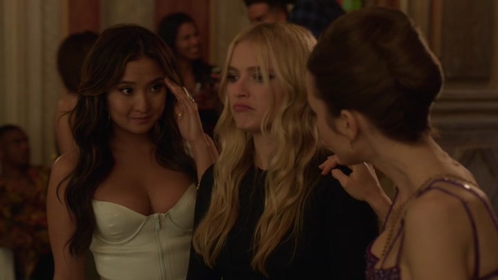 Emily_in_Paris_S02E02_WEBRip_x264-ION10_1546.jpg