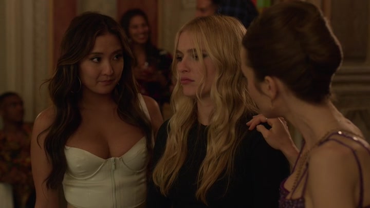 Emily_in_Paris_S02E02_WEBRip_x264-ION10_1549.jpg