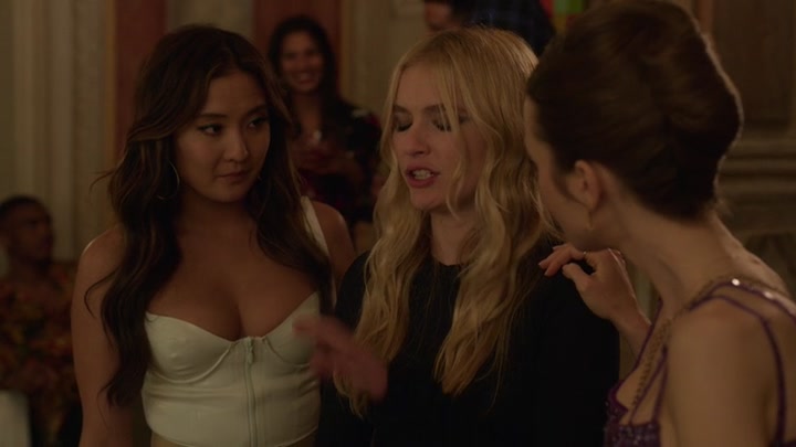 Emily_in_Paris_S02E02_WEBRip_x264-ION10_1550.jpg