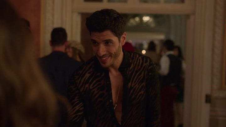 Emily_in_Paris_S02E02_WEBRip_x264-ION10_1561.jpg