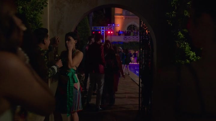 Emily_in_Paris_S02E02_WEBRip_x264-ION10_1586.jpg