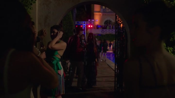 Emily_in_Paris_S02E02_WEBRip_x264-ION10_1587.jpg