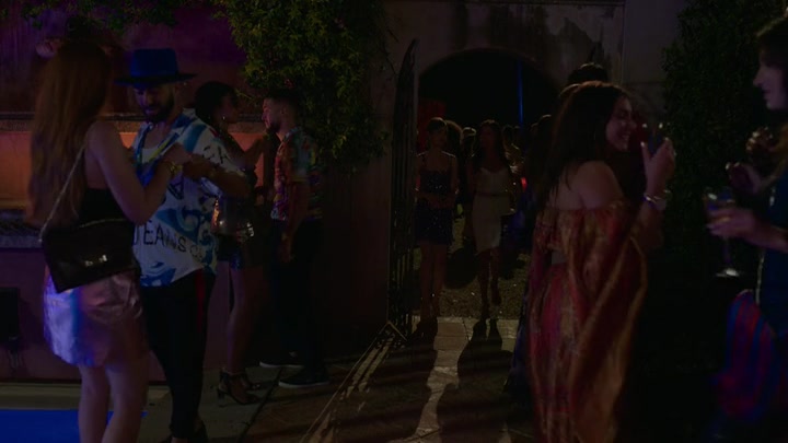 Emily_in_Paris_S02E02_WEBRip_x264-ION10_1591.jpg