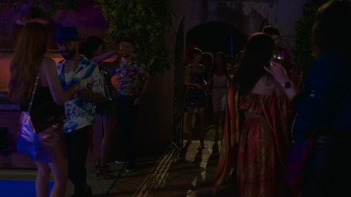 Emily_in_Paris_S02E02_WEBRip_x264-ION10_1592.jpg