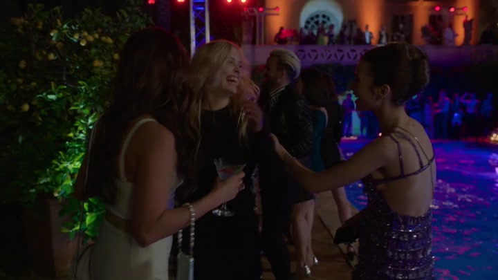 Emily_in_Paris_S02E02_WEBRip_x264-ION10_1625.jpg