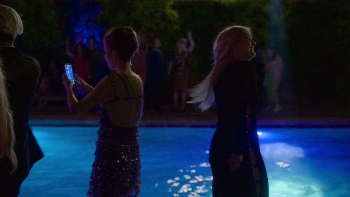 Emily_in_Paris_S02E02_WEBRip_x264-ION10_1662.jpg