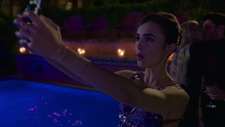 Emily_in_Paris_S02E02_WEBRip_x264-ION10_1671.jpg