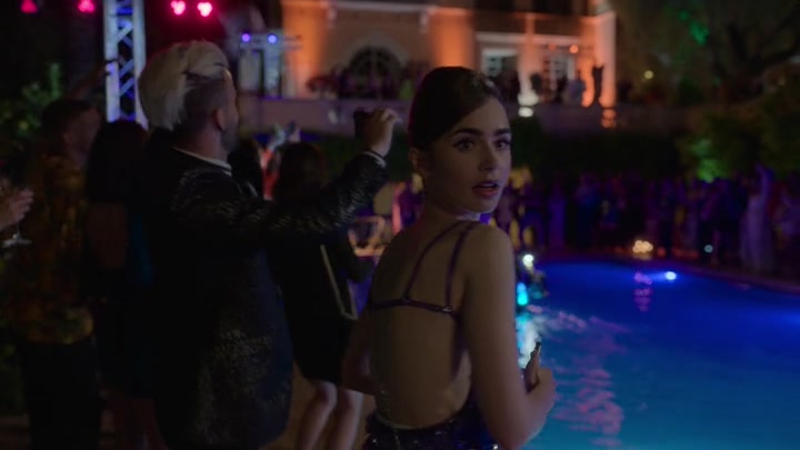 Emily_in_Paris_S02E02_WEBRip_x264-ION10_1686.jpg