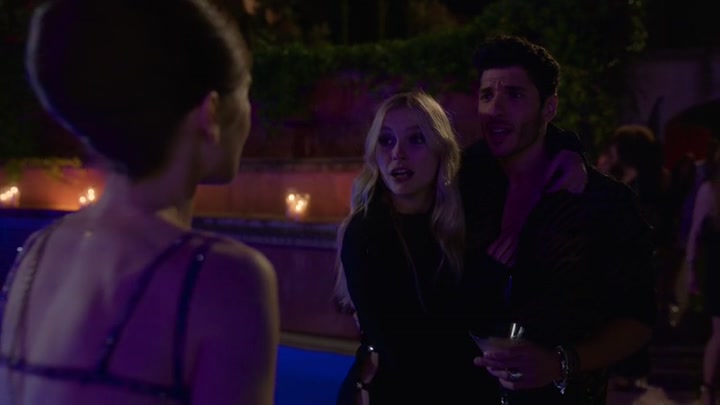 Emily_in_Paris_S02E02_WEBRip_x264-ION10_1697.jpg