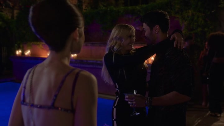 Emily_in_Paris_S02E02_WEBRip_x264-ION10_1718.jpg