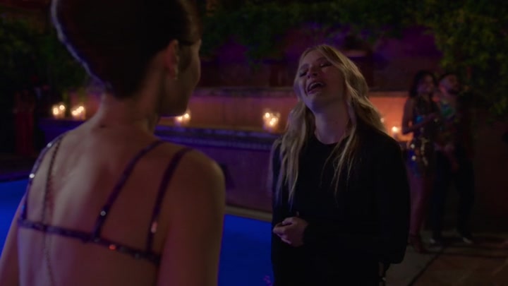 Emily_in_Paris_S02E02_WEBRip_x264-ION10_1738.jpg