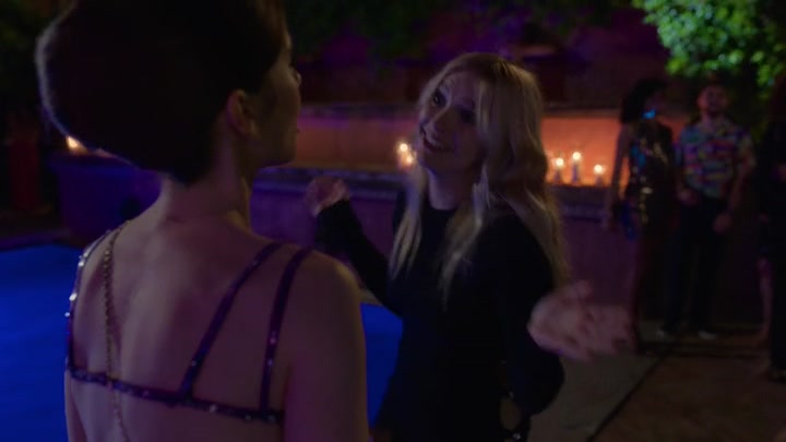Emily_in_Paris_S02E02_WEBRip_x264-ION10_1751.jpg