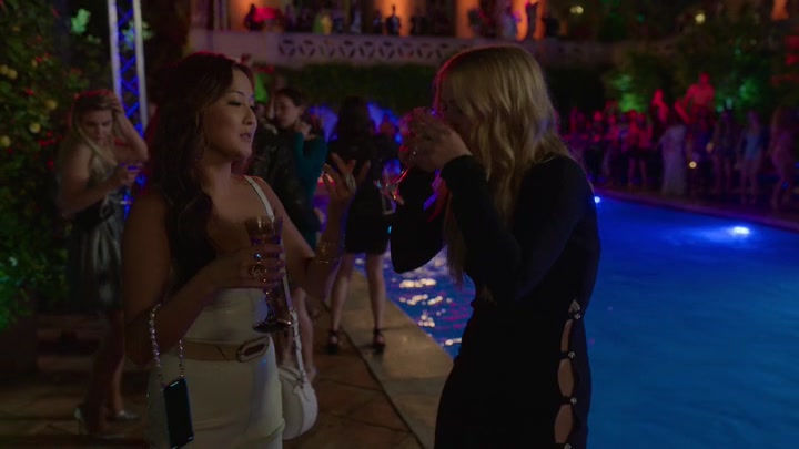 Emily_in_Paris_S02E02_WEBRip_x264-ION10_1764.jpg
