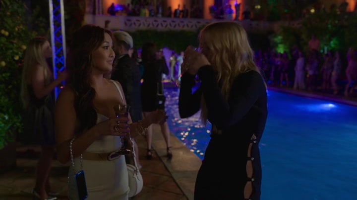 Emily_in_Paris_S02E02_WEBRip_x264-ION10_1766.jpg
