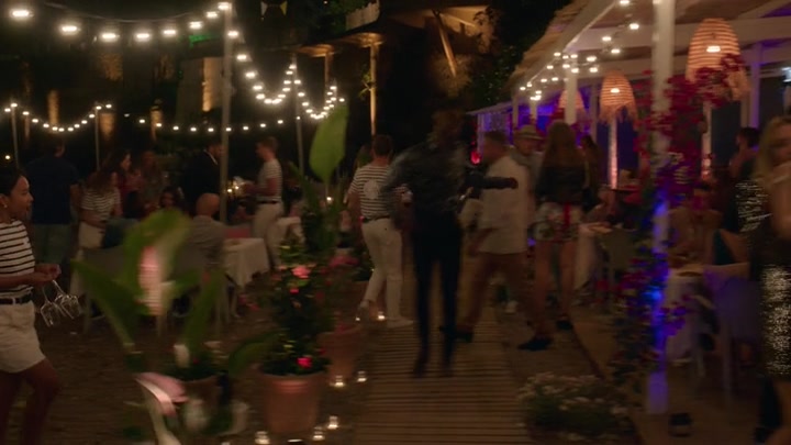 Emily_in_Paris_S02E02_WEBRip_x264-ION10_1784.jpg