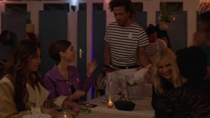 Emily_in_Paris_S02E02_WEBRip_x264-ION10_1795.jpg