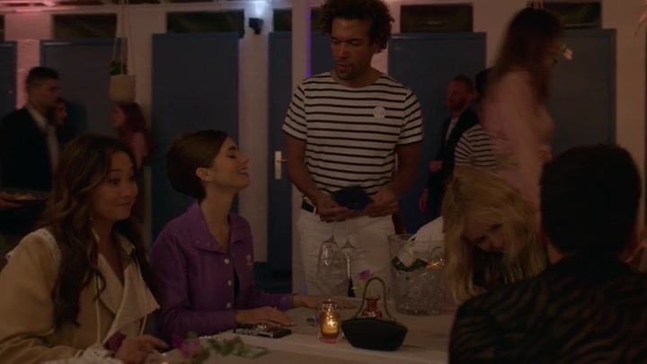 Emily_in_Paris_S02E02_WEBRip_x264-ION10_1796.jpg