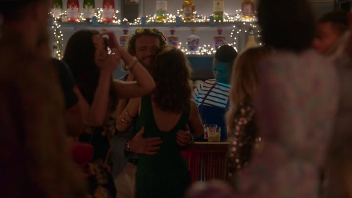 Emily_in_Paris_S02E02_WEBRip_x264-ION10_1817.jpg