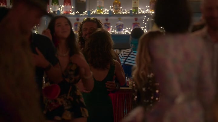 Emily_in_Paris_S02E02_WEBRip_x264-ION10_1818.jpg