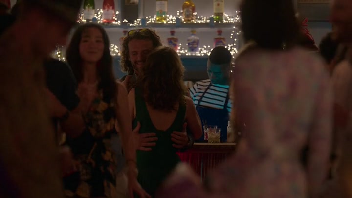 Emily_in_Paris_S02E02_WEBRip_x264-ION10_1819.jpg
