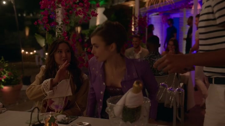 Emily_in_Paris_S02E02_WEBRip_x264-ION10_1822.jpg