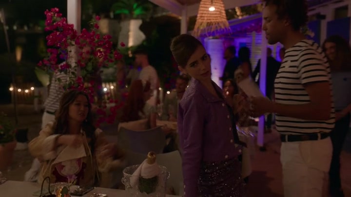 Emily_in_Paris_S02E02_WEBRip_x264-ION10_1826.jpg