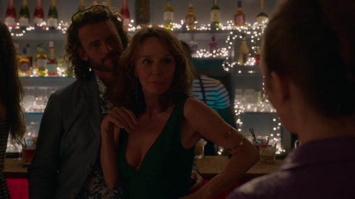 Emily_in_Paris_S02E02_WEBRip_x264-ION10_1861.jpg