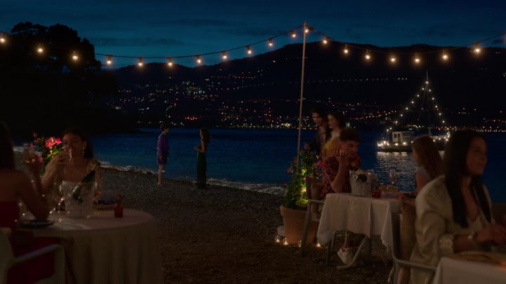 Emily_in_Paris_S02E02_WEBRip_x264-ION10_1870.jpg