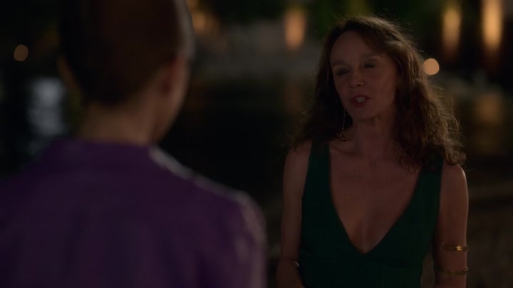 Emily_in_Paris_S02E02_WEBRip_x264-ION10_1966.jpg