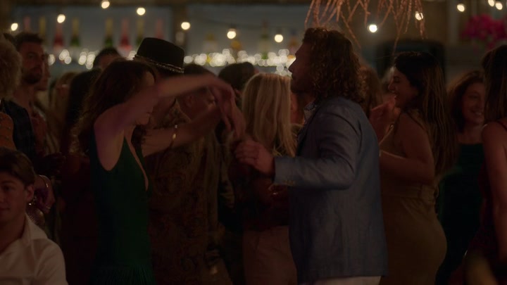 Emily_in_Paris_S02E02_WEBRip_x264-ION10_2031.jpg