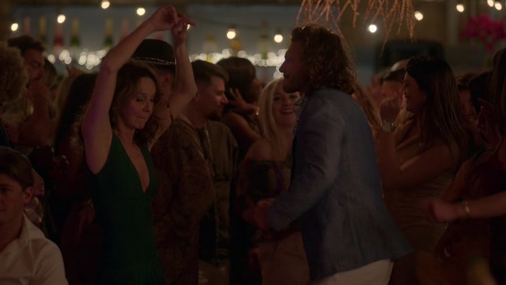 Emily_in_Paris_S02E02_WEBRip_x264-ION10_2032.jpg