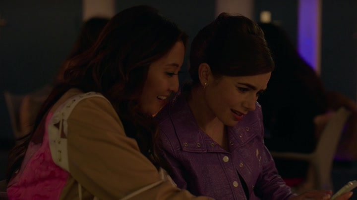 Emily_in_Paris_S02E02_WEBRip_x264-ION10_2064.jpg