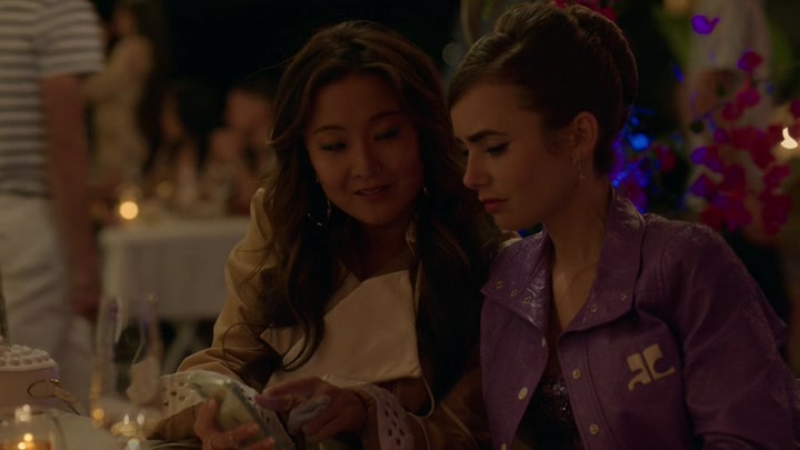 Emily_in_Paris_S02E02_WEBRip_x264-ION10_2069.jpg