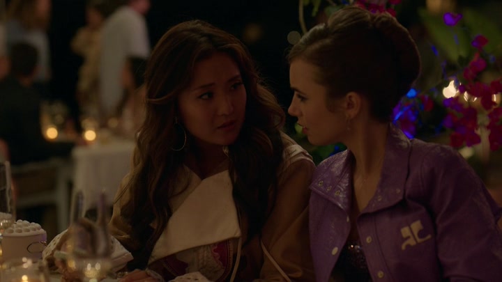 Emily_in_Paris_S02E02_WEBRip_x264-ION10_2085.jpg