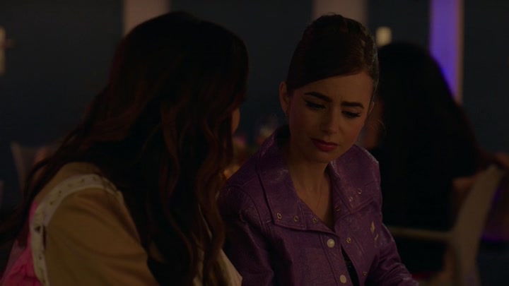 Emily_in_Paris_S02E02_WEBRip_x264-ION10_2113.jpg