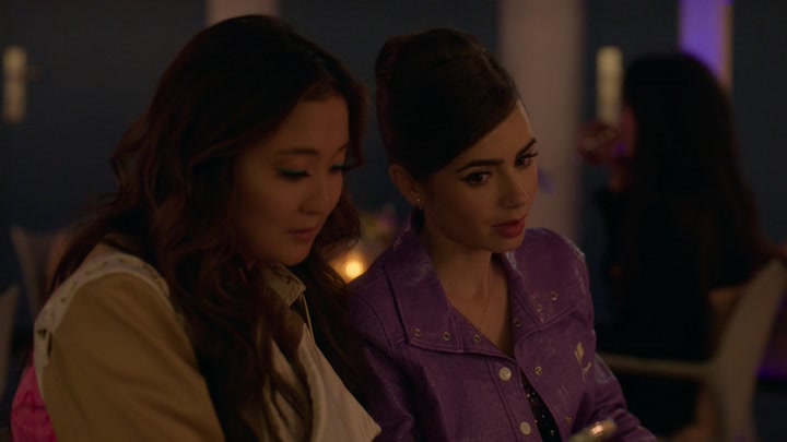 Emily_in_Paris_S02E02_WEBRip_x264-ION10_2135.jpg