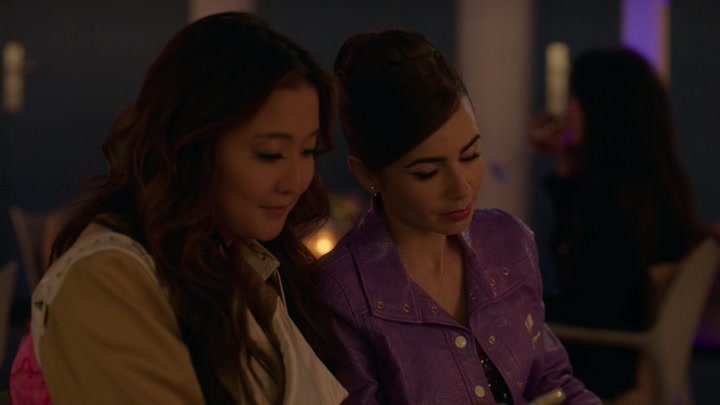 Emily_in_Paris_S02E02_WEBRip_x264-ION10_2136.jpg