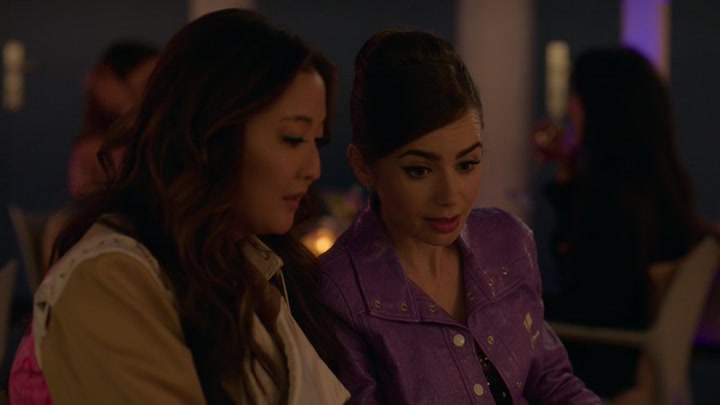 Emily_in_Paris_S02E02_WEBRip_x264-ION10_2138.jpg
