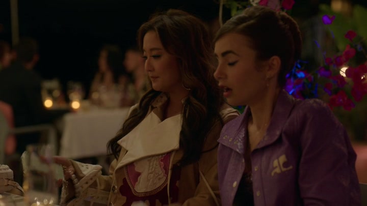 Emily_in_Paris_S02E02_WEBRip_x264-ION10_2141.jpg