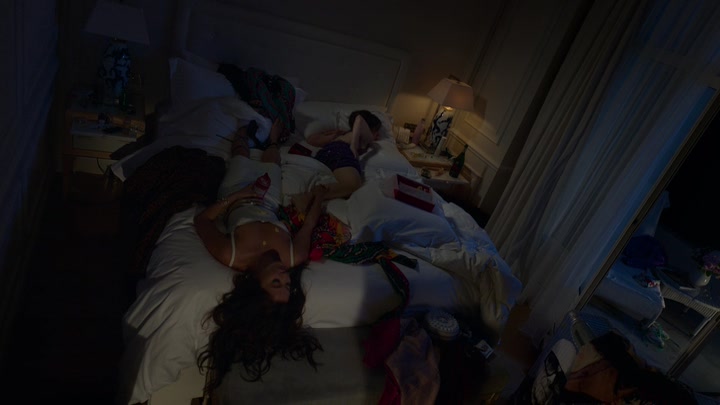 Emily_in_Paris_S02E02_WEBRip_x264-ION10_2169.jpg