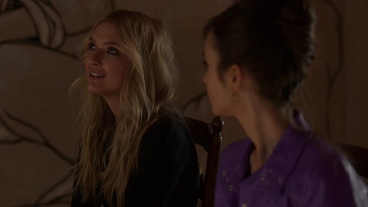 Emily_in_Paris_S02E02_WEBRip_x264-ION10_2272.jpg
