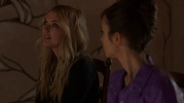 Emily_in_Paris_S02E02_WEBRip_x264-ION10_2275.jpg