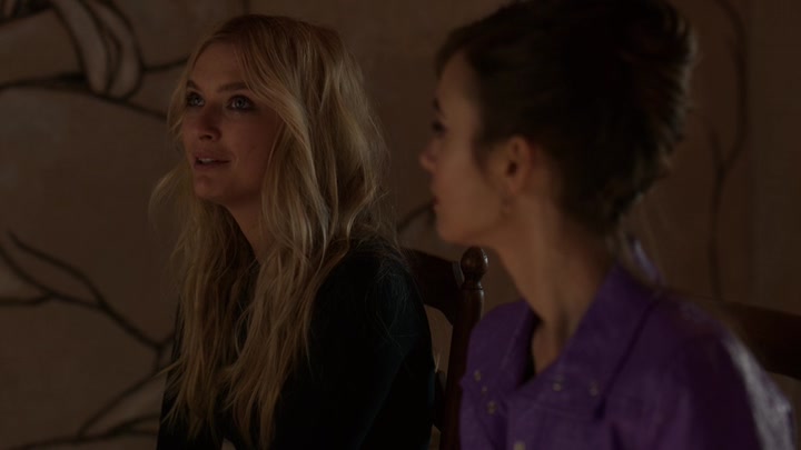 Emily_in_Paris_S02E02_WEBRip_x264-ION10_2297.jpg