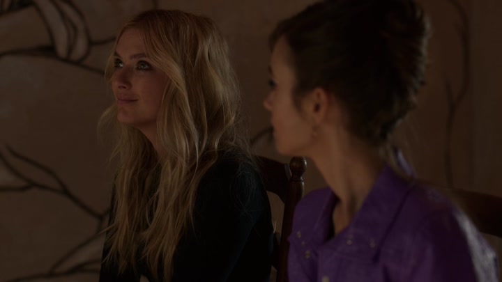 Emily_in_Paris_S02E02_WEBRip_x264-ION10_2300.jpg