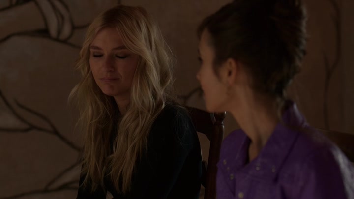 Emily_in_Paris_S02E02_WEBRip_x264-ION10_2325.jpg