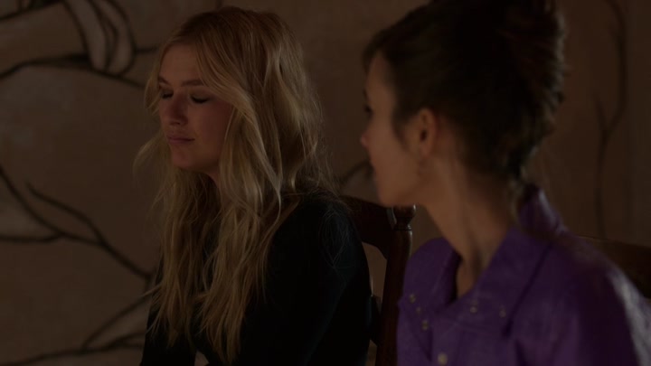 Emily_in_Paris_S02E02_WEBRip_x264-ION10_2326.jpg