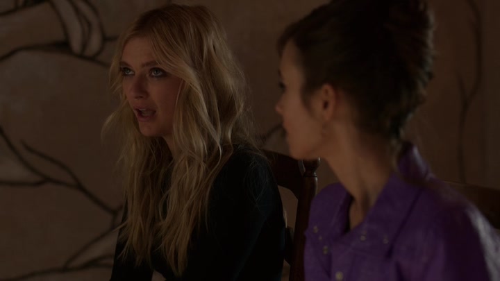 Emily_in_Paris_S02E02_WEBRip_x264-ION10_2333.jpg