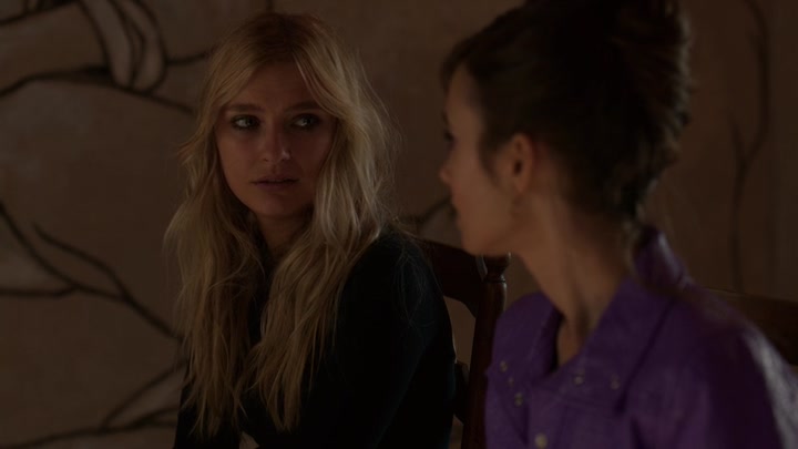 Emily_in_Paris_S02E02_WEBRip_x264-ION10_2339.jpg