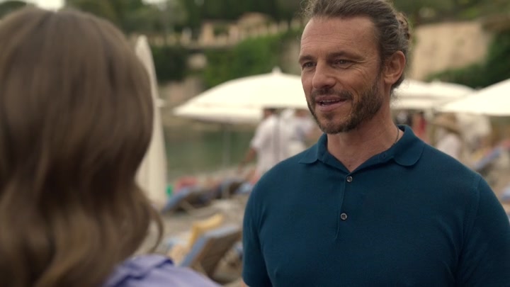 Emily_in_Paris_S02E02_WEBRip_x264-ION10_2395.jpg